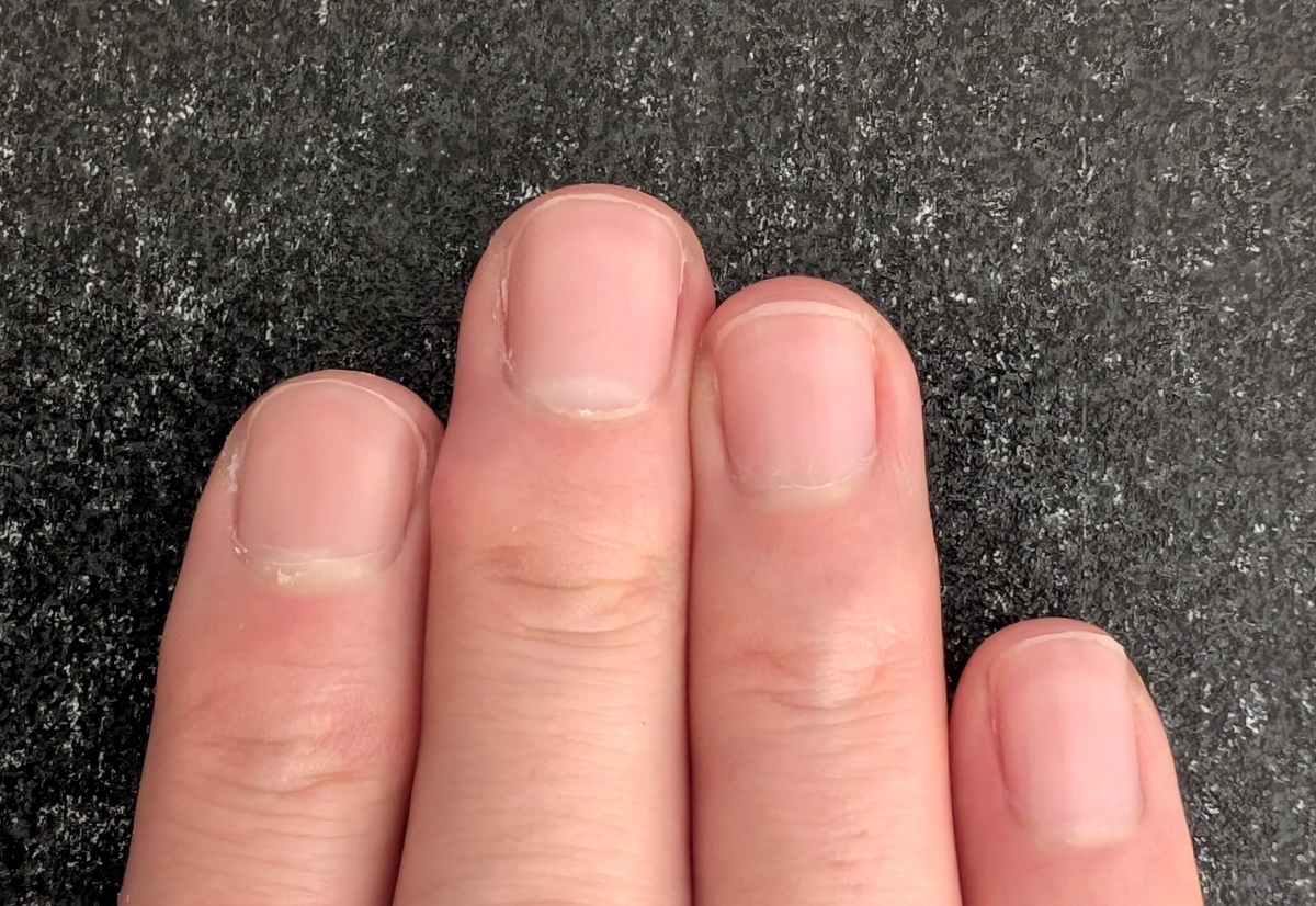 品出しバイト　中指をよくぶつけて甘皮が無くなった